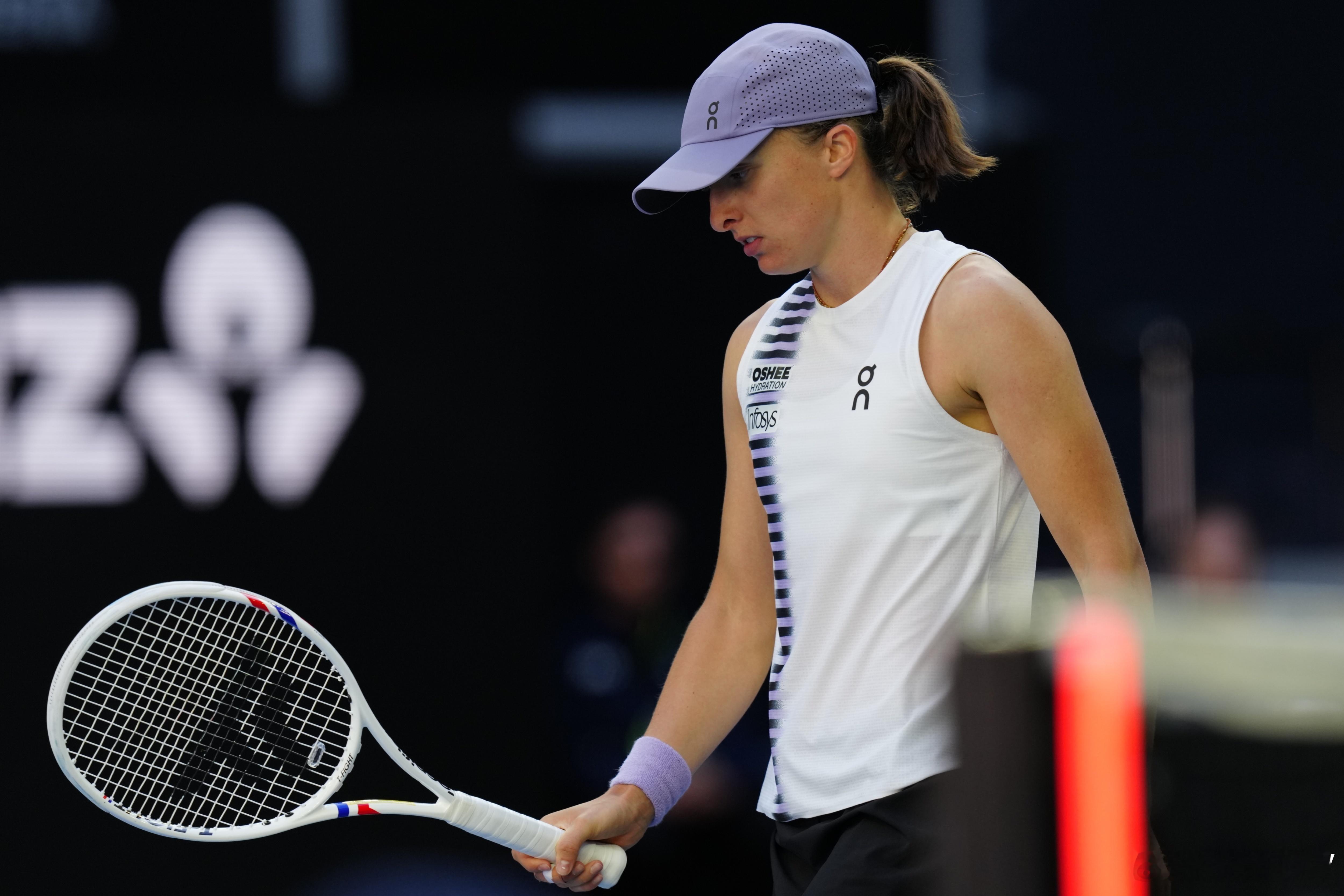 斯瓦泰克以她飘忽不定的正手直落击败布兹科娃挺进到澳网2026 女单第三轮，算是暂