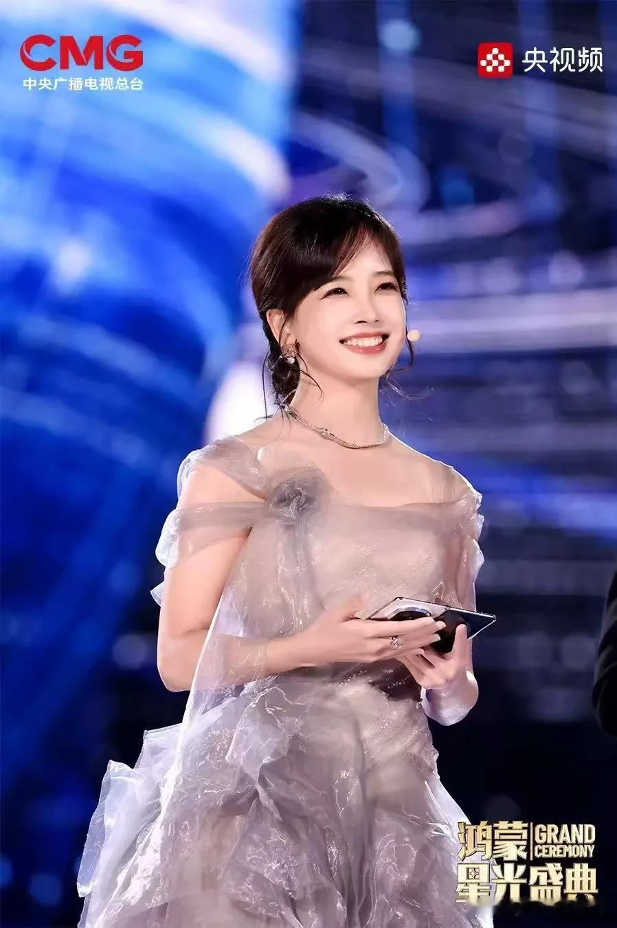 央视鸿蒙星光盛典主持人撒贝宁、黄晓明、谢娜、王冰冰手持华为Mate XTs 非凡