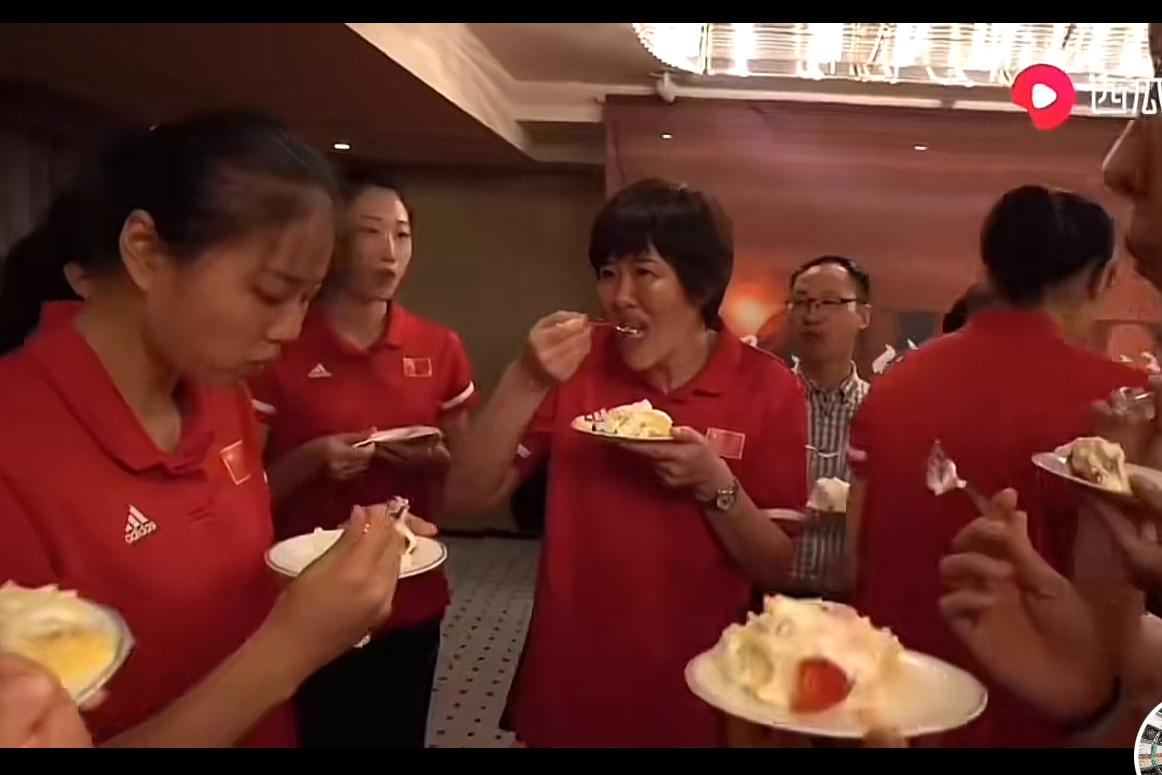 这是郎平给曾经夺冠的弟子们分蛋糕的情景，看到这场面眼睛不由得湿润了，好怀念那时的