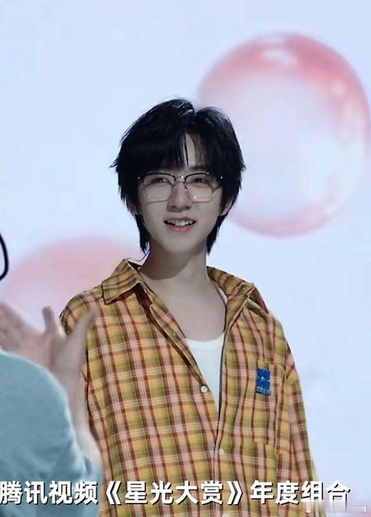 我才看 简直就是学校优秀的学长 我真的很喜欢这一套 哥哥我只想说“贺峻霖牛逼 年