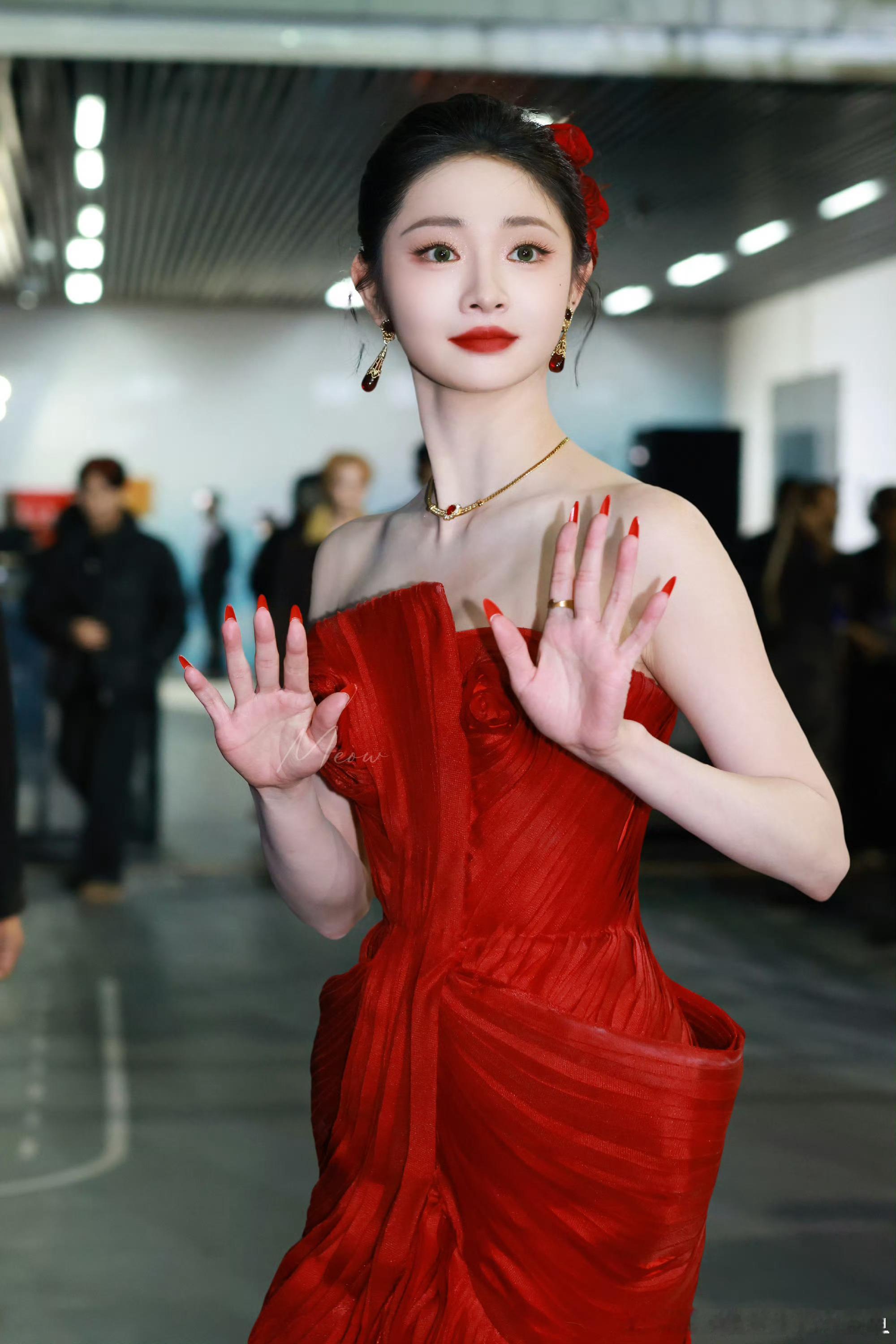 周洁琼绿眸配红唇 绿眸潋滟搭配红唇炽烈，极致惊艳一眼击中人心，美到窒息气场爆棚，