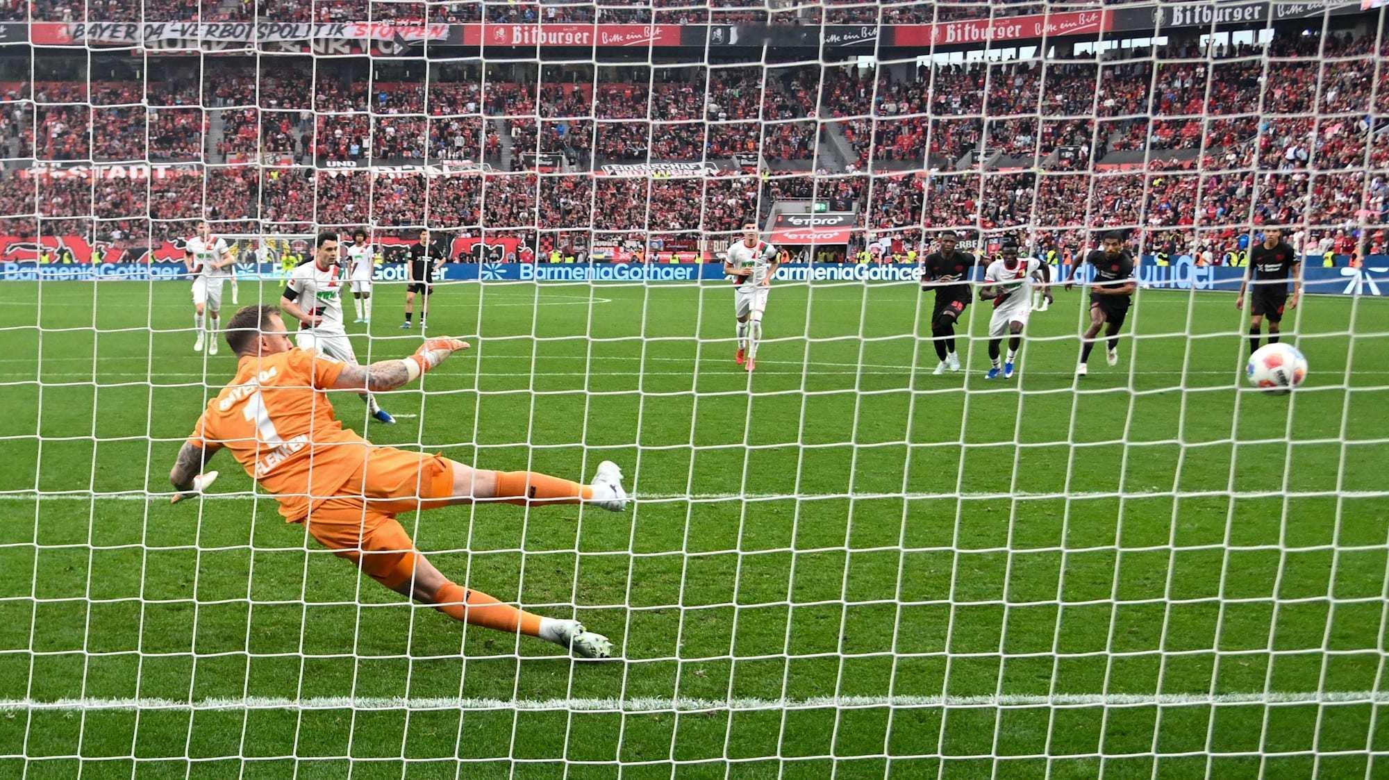 【比赛前瞻】上轮联赛，勒沃库森在联赛遭遇争议判决，在主场以1-2不低奥格斯堡，进