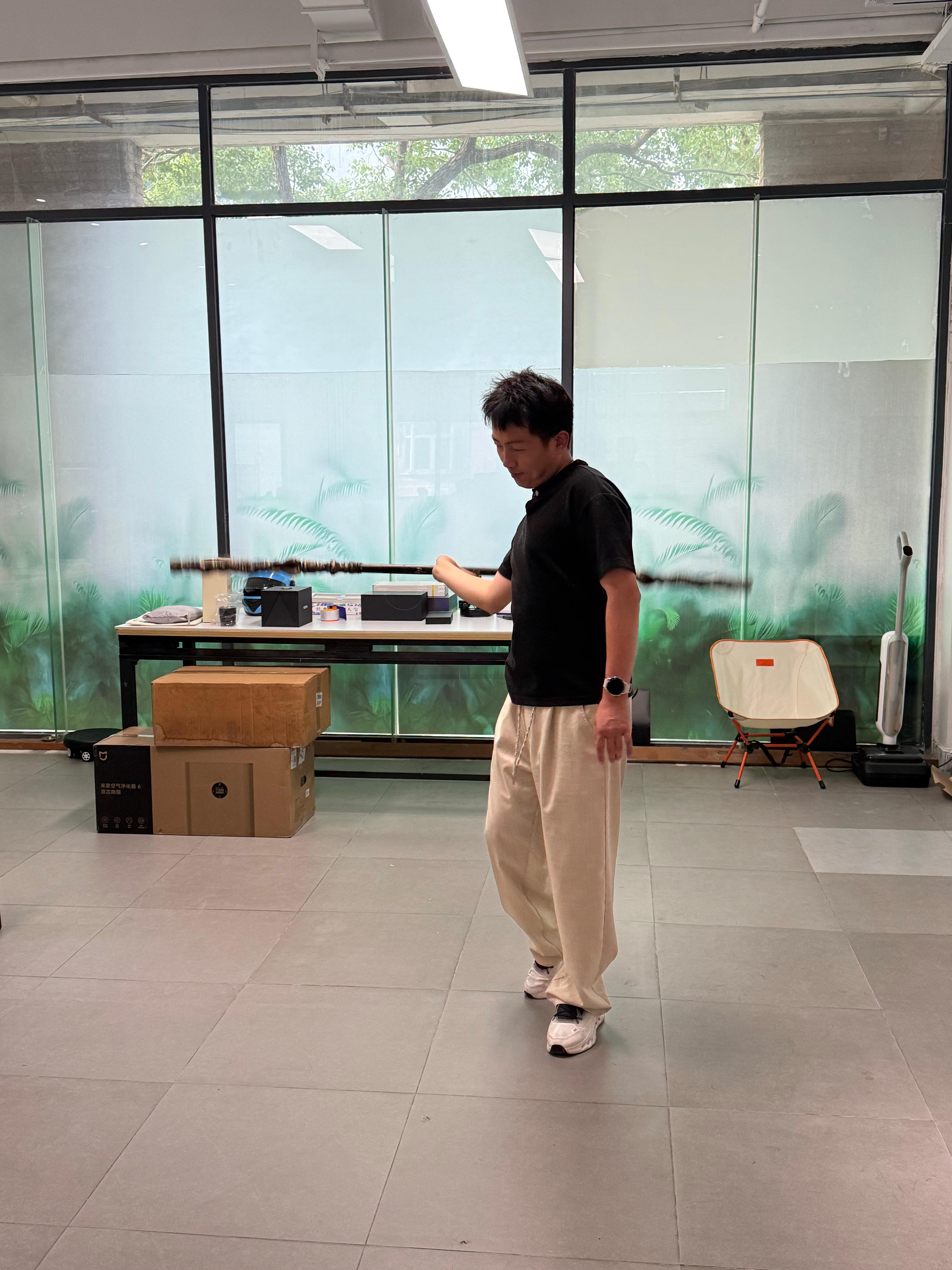 老粉应该知道，我这手腕一直不太舒服，今天拿起金箍棒想着锻炼一下手腕。玩了一会儿，