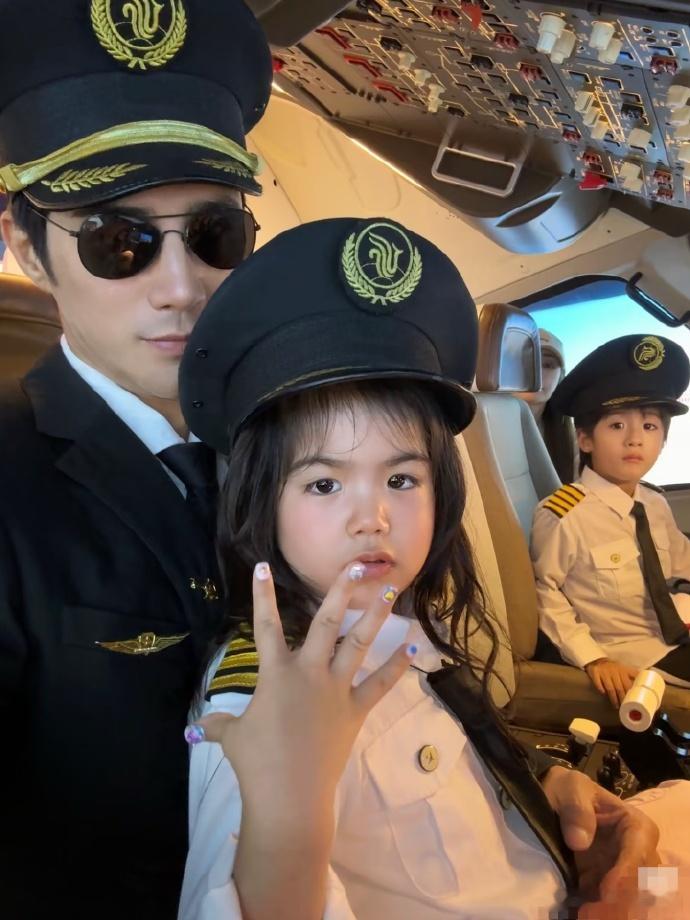 姜潮麦迪娜孩子颜值姜潮的浓眉大眼、麦迪娜的立体五官全焊在娃脸上，200%是老天爷