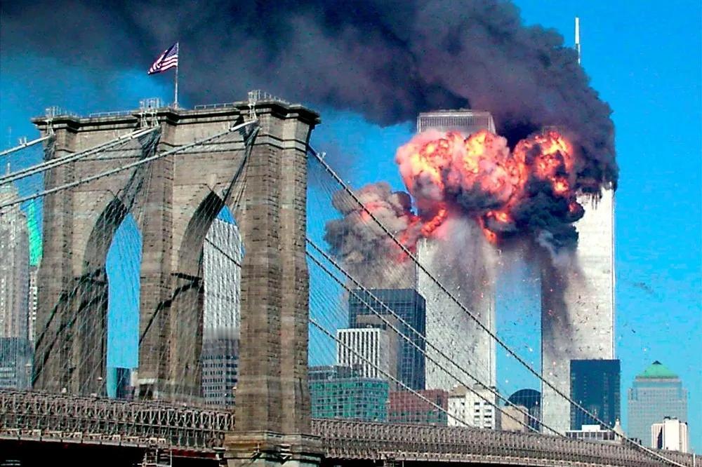 911一声巨响，两栋楼塌了！
美国神话也跟着碎了，二十年都没缓过来！

二十五多
