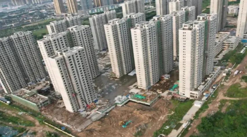 沣采苑一标段位于征和八路与征和九路之间，西临太定路，东接太宁路。其占地面积广泛，