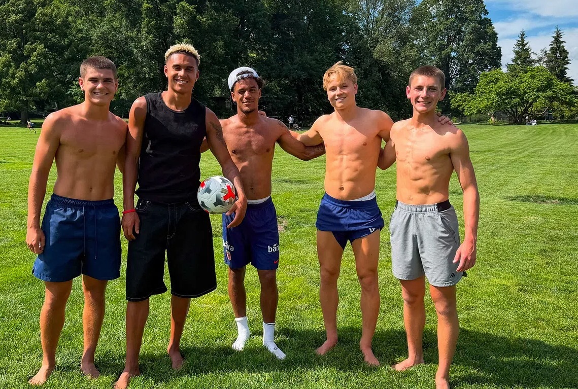 norway world cup 三小只去中央公园踢球被认出来合影，他们几个完全