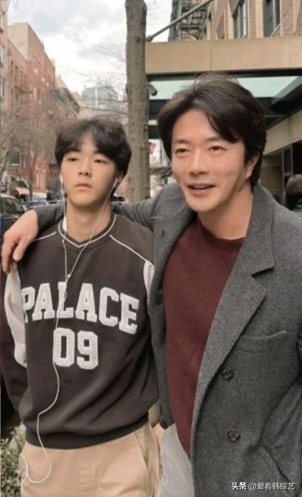 10日，演员权相佑在自己的Instagram上传了多张照片。照片中，权相佑身着灰