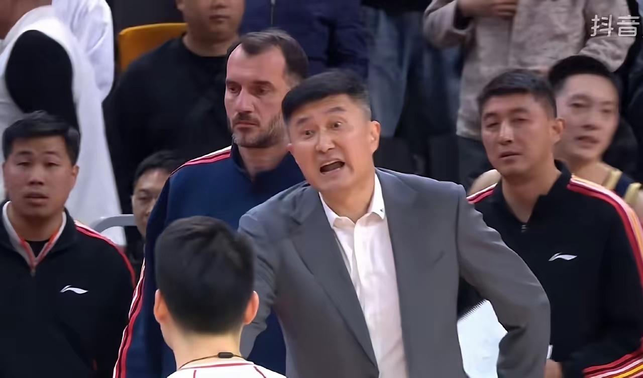 广东男篮彻底与冠军无缘了！
广东东阳光男篮主场再次输给上海久事！
同时迎来两连败