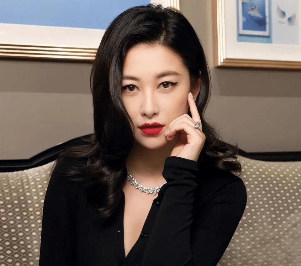 朱家人们，谁懂啊！最近《蜜语纪》开播，我冲着朱珠去的，结果发现她嘴角那颗“灵魂痣