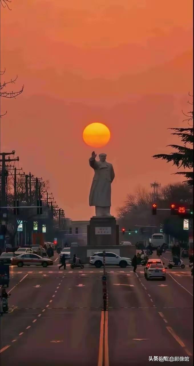 人民心中的红太阳！意境好美！[赞][赞][赞][赞]