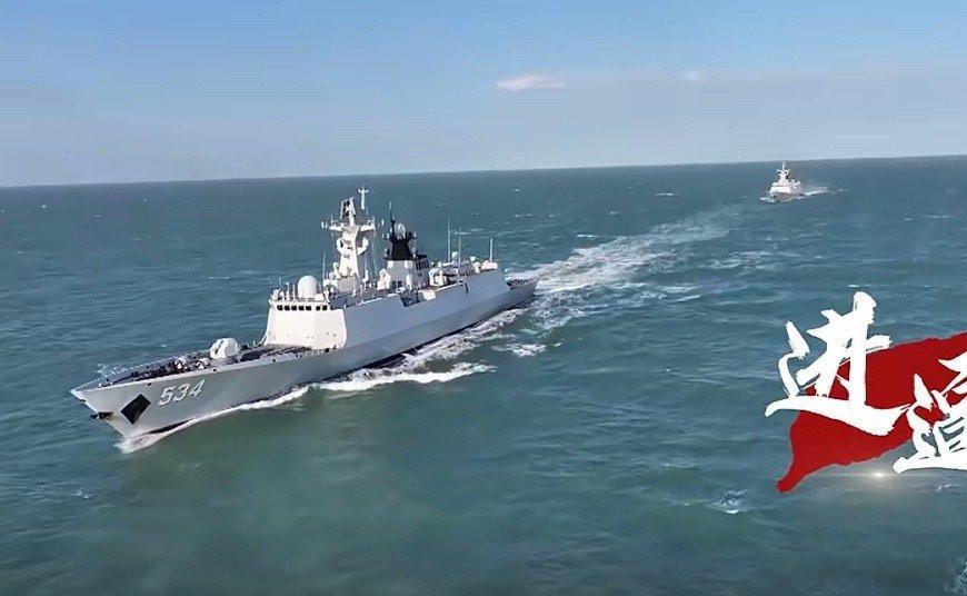 海警给台湾打了个中国结应该365天都围着，进出船舶接受检查 