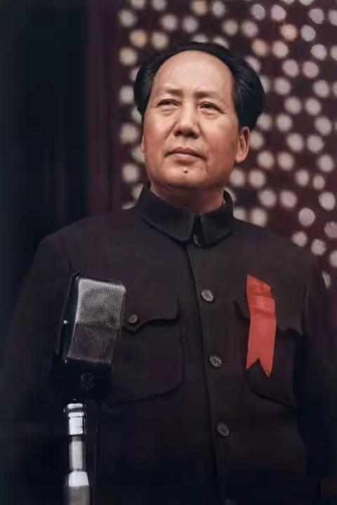 推翻压在中国人民身上的三座大山，建立新中国。