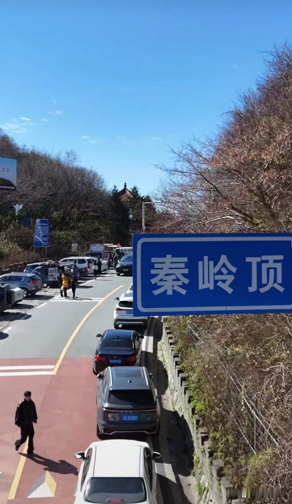 秦岭分水岭已经有初冬的味道了

大山深处绿色的植被已经褪去，

道路两旁树木的树