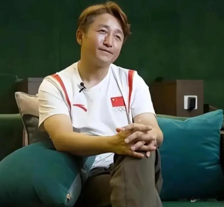 邹市明给所有男人提了个醒
娶老婆，你娶个笨的，丑的。这都没有关系。但千万不要娶单