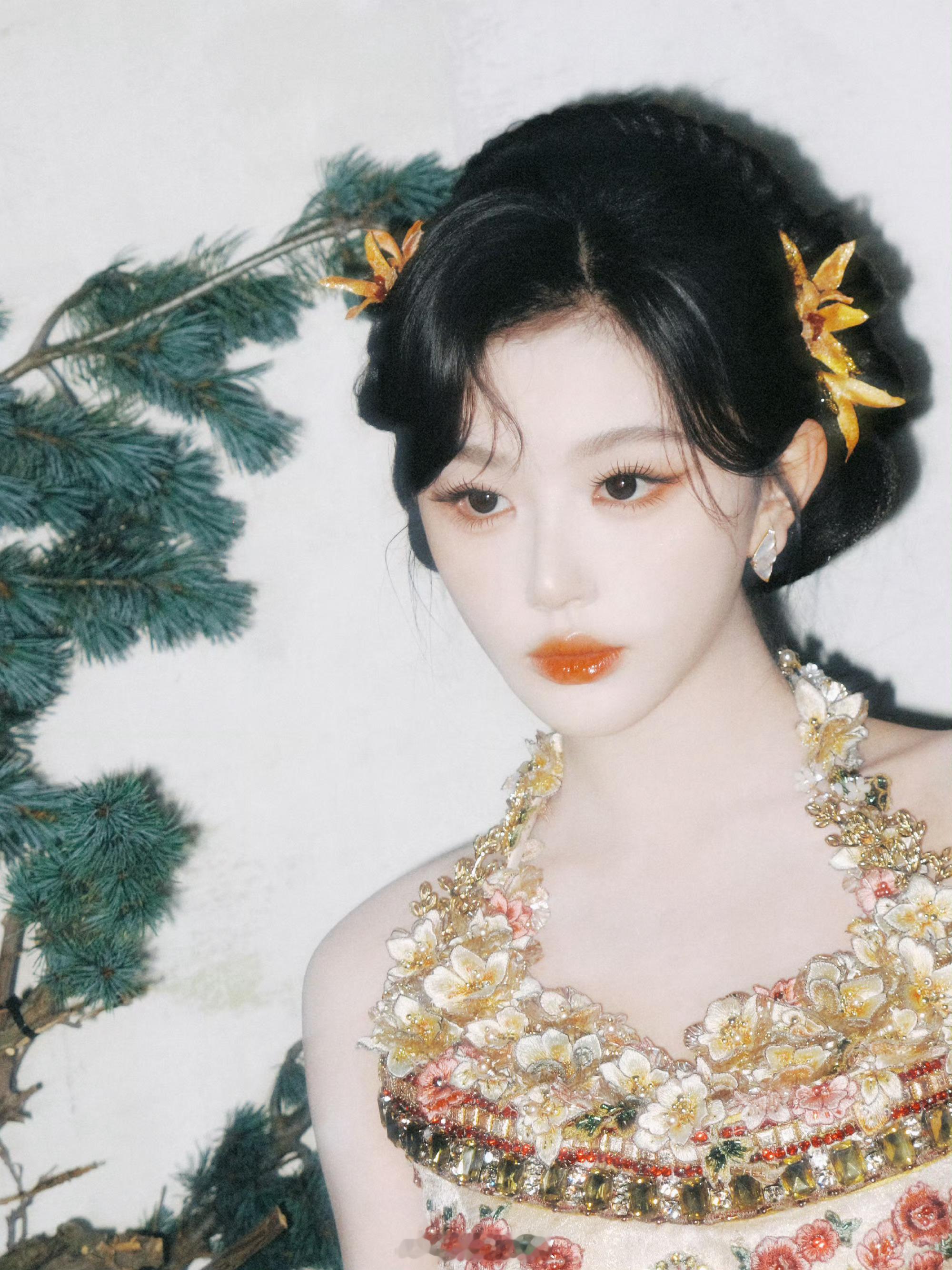 孔雪儿油画少女像是莫奈笔尖漏下的一抹光，孔雪儿把春天穿在了身上✨刺绣繁花缠绕，色
