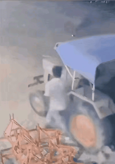 监控记录真实一幕，一辆拖拉机竟在无人驾驶状态下自行启动，向前驶去。机主猝不及防，