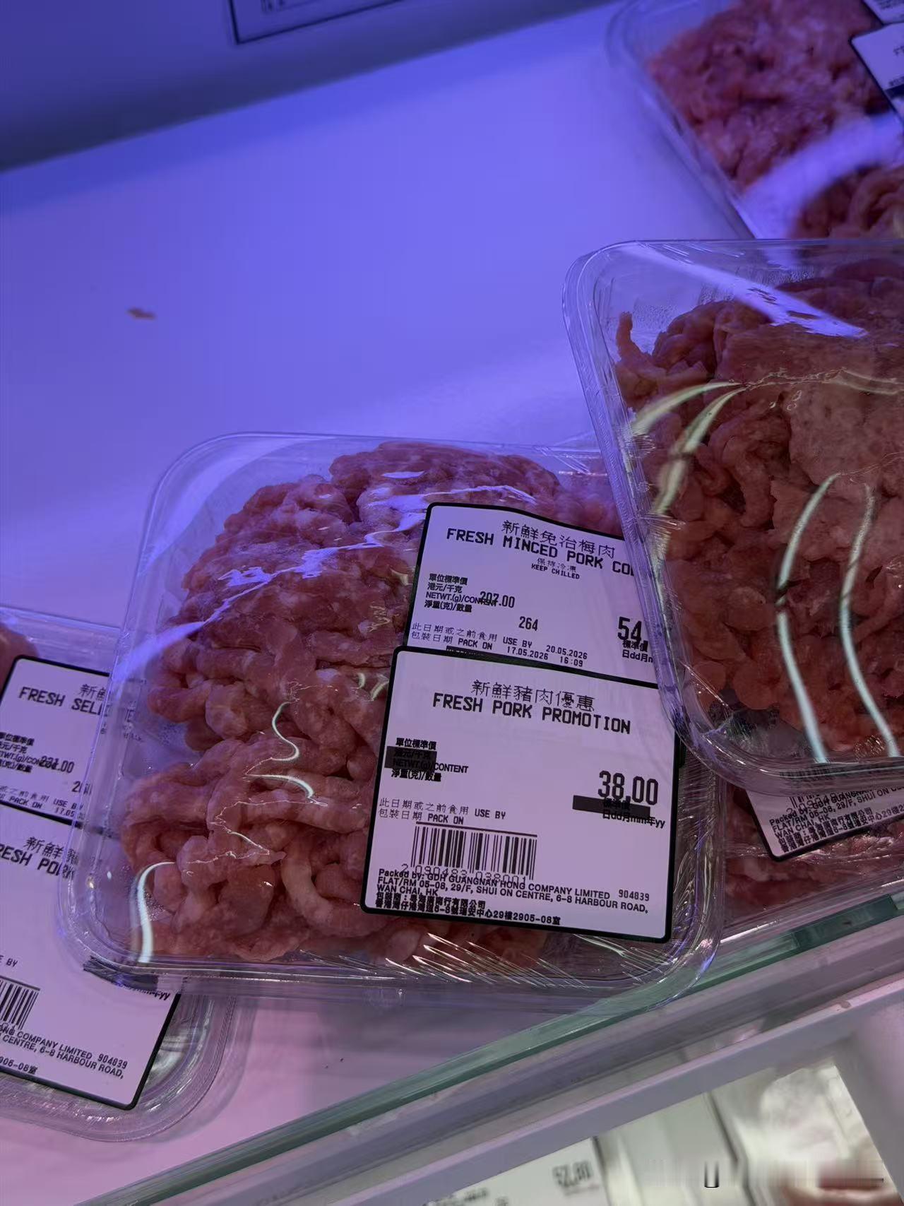 香港的物价真是高，同样的猪肉要比内地贵四五倍不止。昨天儿子给我发一个图片，肉馅一
