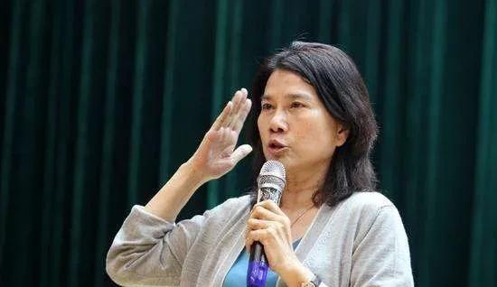 2004年，董明珠像发狂的母狮子大吼：“你们9亿就要把格力卖给老美，休想！”领导