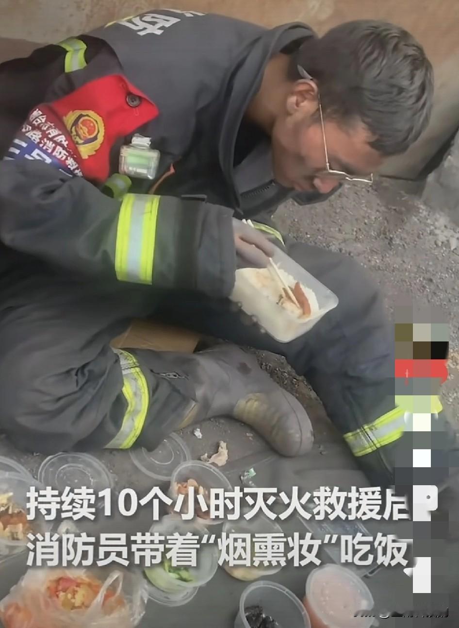 刷到这张图，鼻子一下就酸了——香港火灾里，消防员连救10个小时，累得直接蹲在地上