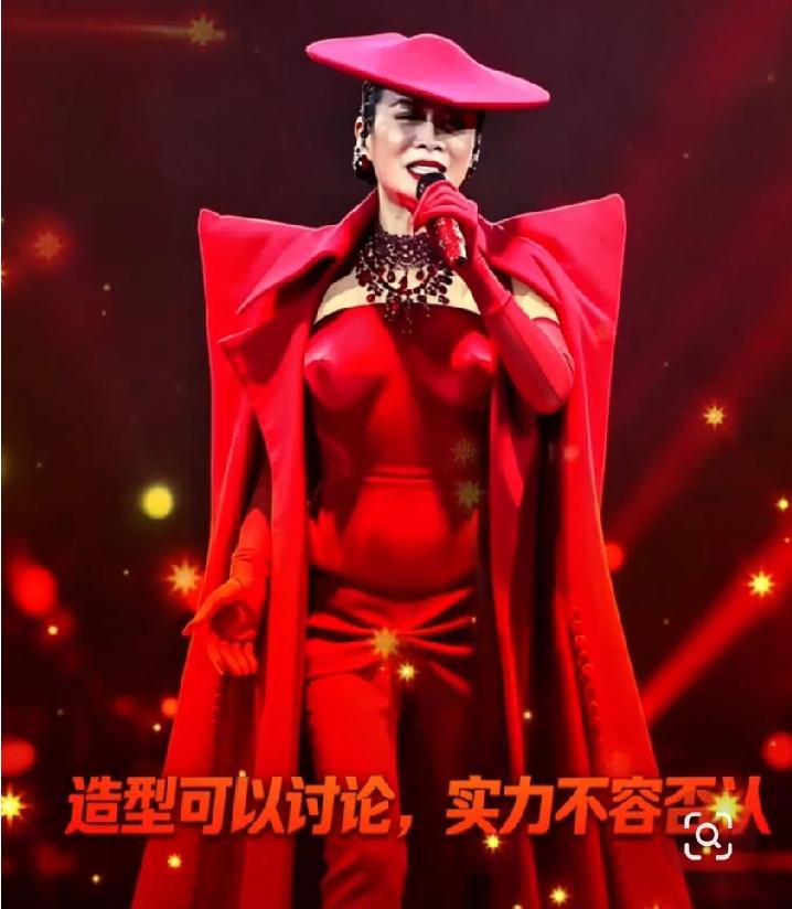 有没有友友跟我一样第一眼看着那英像刘嘉玲，不过她演唱会造型翻车，友友们调侃这衣服