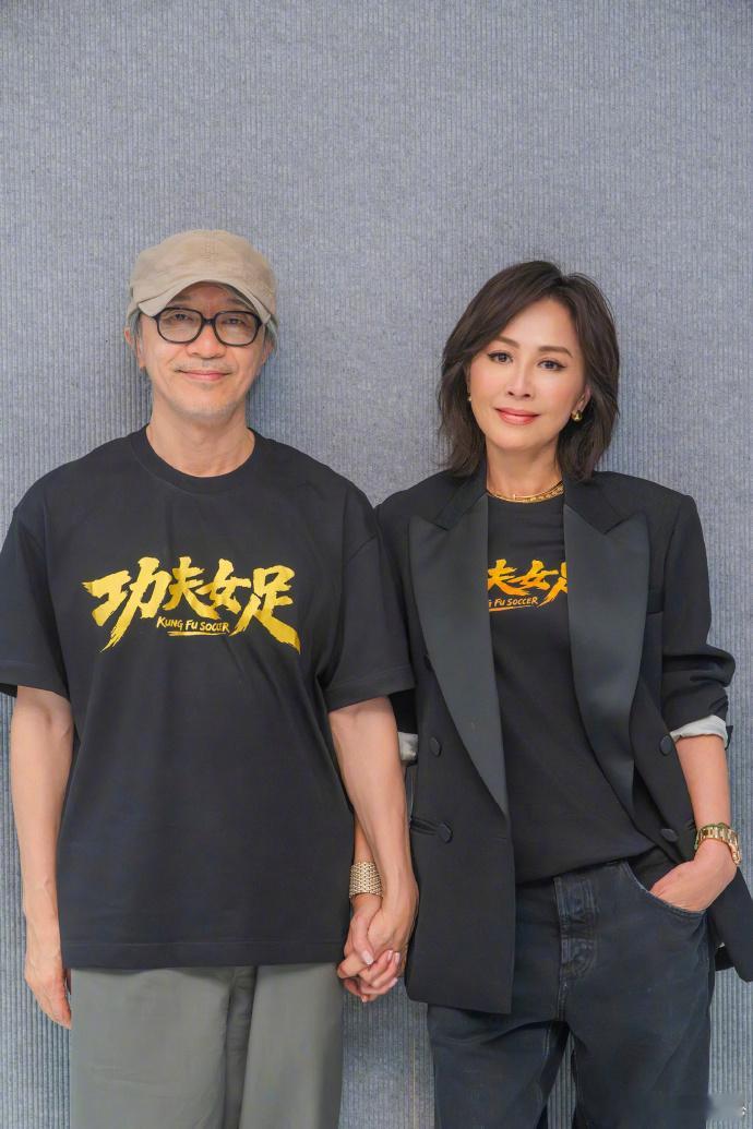刘嘉玲与周星驰十指紧扣时隔许久再度同框牵手，梦回大内密探零零发欢乐剧情，老友相逢