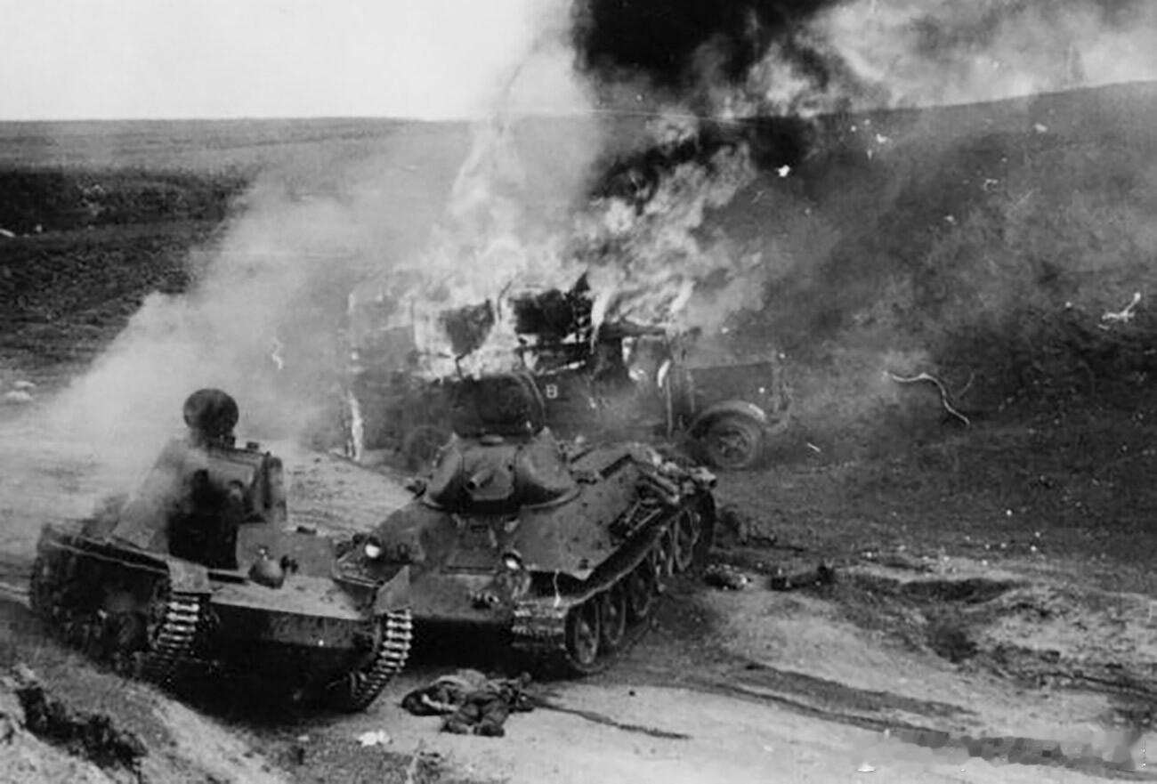 1941年6月苏军被击毁的ХТ-130喷火坦克和T-34坦克军事历史全触达