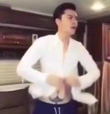 贾乃亮为什么要把纹身纹到那个地方？
男性纹身见过很多，多是手臂、背上、胸部纹得多