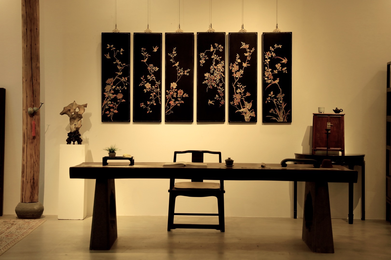 老楠木 | 喜鹊报春 六条屏老楠木板新做，形制典雅；裱布刮灰，面髹黑漆，后又真金