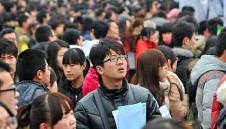 骗子瞄准大学生

两万块买大厂实习内推，5000多名大学生被骗2400万 。  