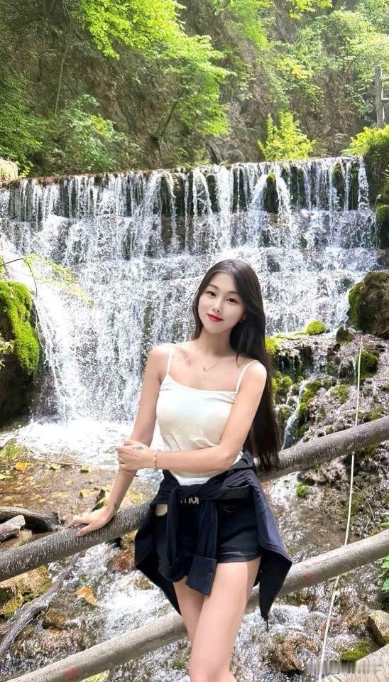 今日爬山，一步一步踏在山间小径，感受着风的轻抚，树叶的低语。山顶的云海翻涌，仿佛