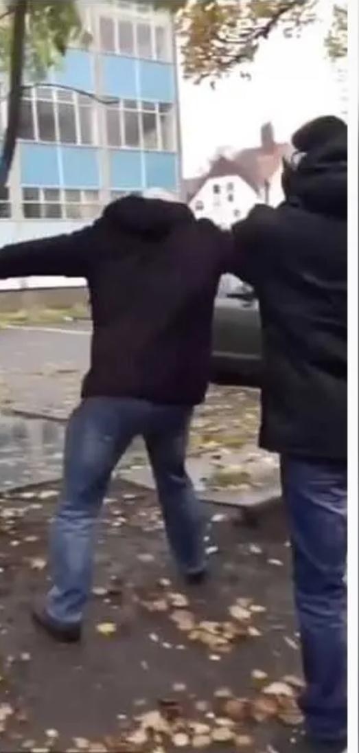 商贾嚣然，喧称将访，自谓可聚焦全球通讯社长枪短炮，奈何身不由己爽约改期。其万万未