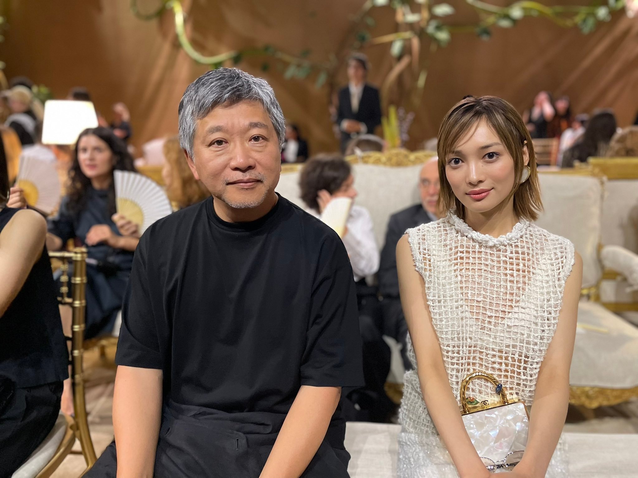 导演 是枝裕和 / XG 成员JURIN 巴黎高定时装周合影： 