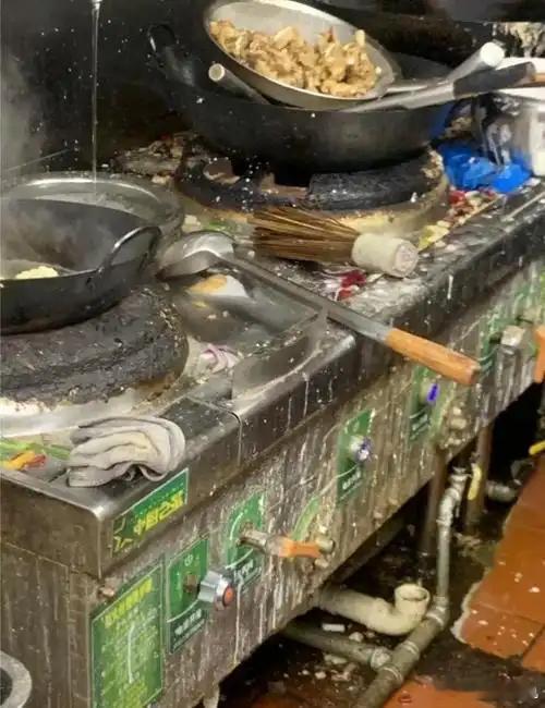 取完餐外卖员差点吐了这些开店的老板和平台的狗都被良心吃了，怎么能够做成这样，审核