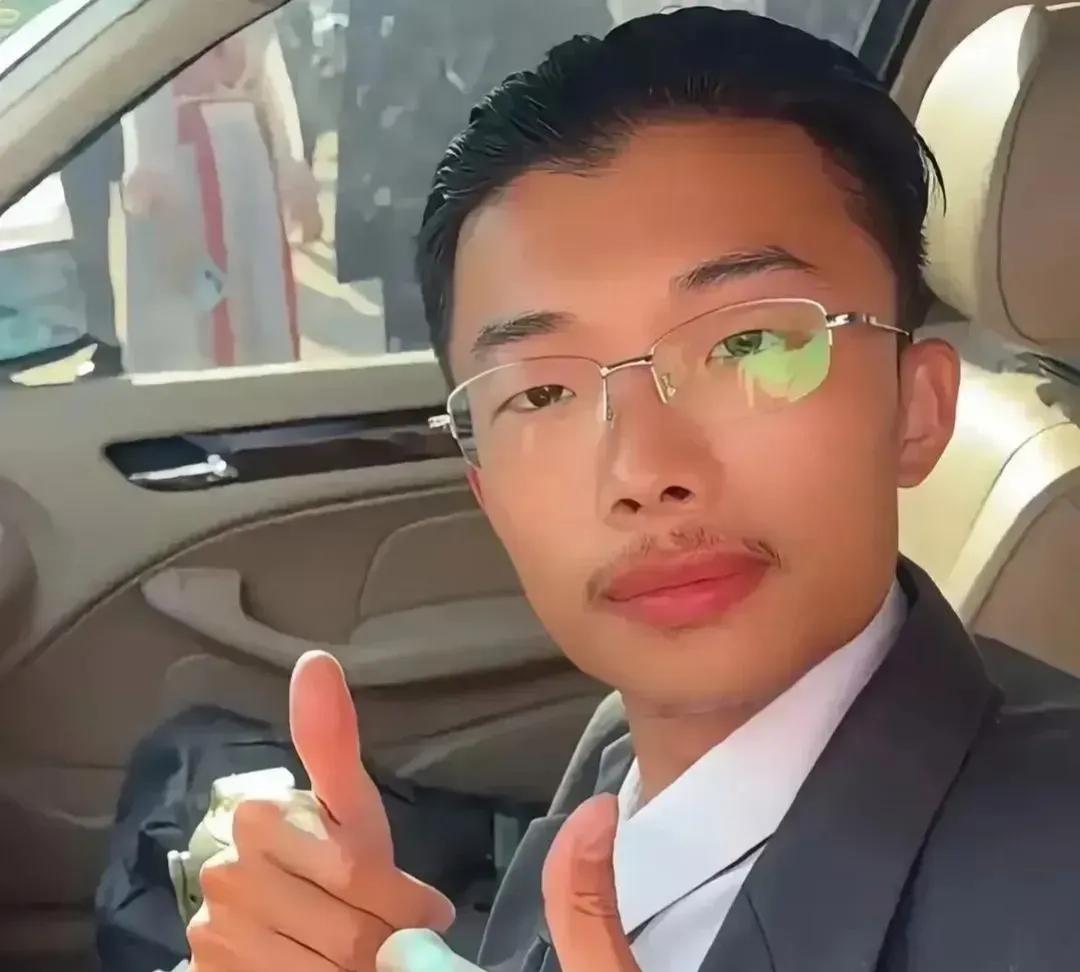 郭有才很像一个人，一个很有名的，弃医从文的一个文人，院子里有三棵枣树的那个。可以