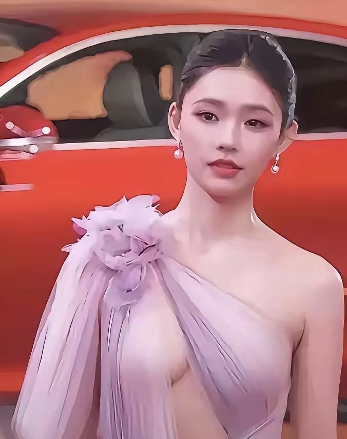 林允这组红毯生图杀疯了！淡紫纱裙配珍珠耳饰温柔又性感林允走秀 林允照片集 林允身