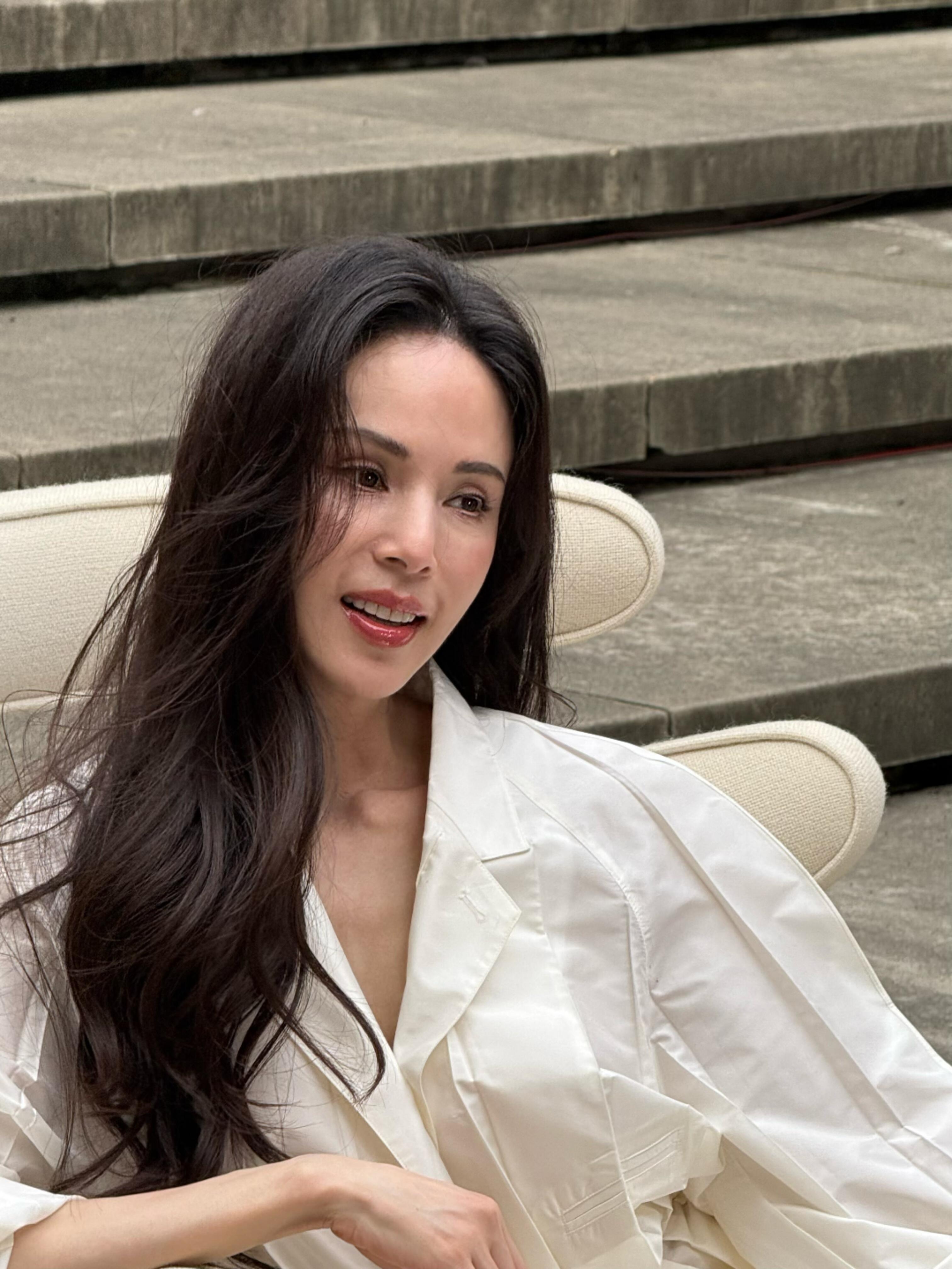 李若彤60岁正是闯的年纪李若彤演60岁飙车外婆 旗袍外婆在线宠孙，皮衣外婆在线炸