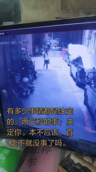一名女生在经过一个巷子的时候，突然被楼上掉下来的晾衣杆砸到头部！
旁边的男子看到