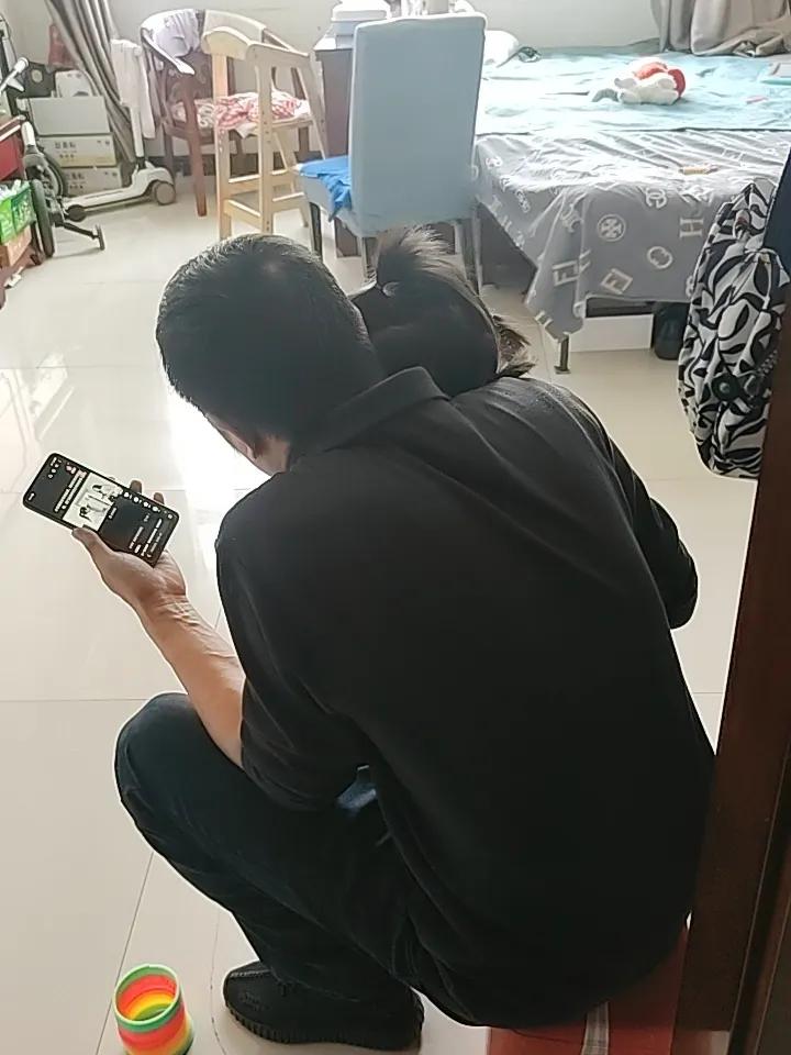 看看这爷爷怎带孙子了，把手机一开，坐下陪她看[捂脸][捂脸][捂脸]