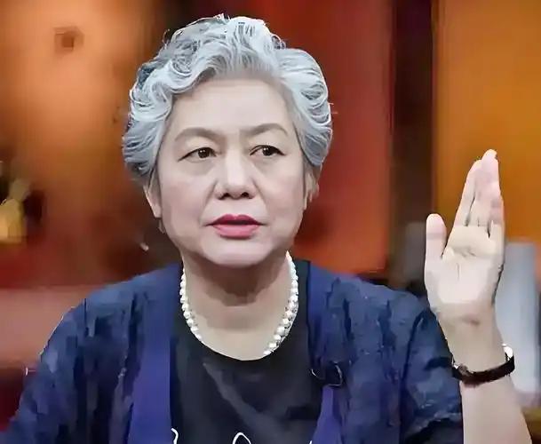 “不能判刑，那就高额罚款！”中国人民公安大学李玫瑾教授建议，凡是扶了老人被要求天