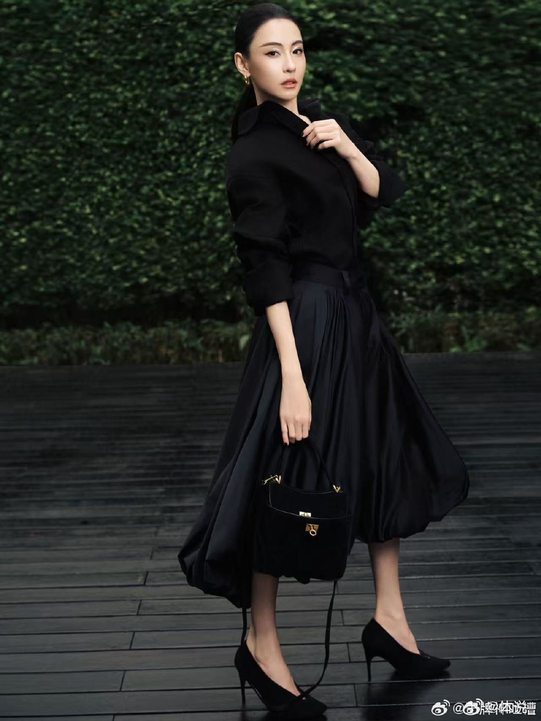 巴黎世家偶遇张柏芝 张柏芝巴黎世家活动状态巴黎世家活动高光时刻，张柏芝一身黑色花