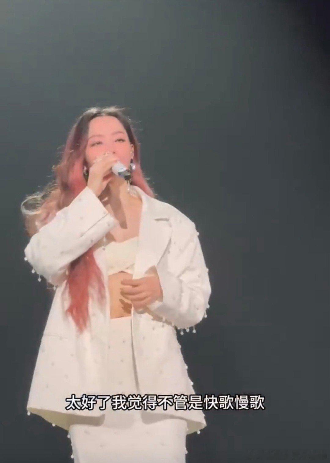 歌手的前面站着张靓颖  张靓颖绍兴演唱会Talking 走心，先自我后歌手，巡演