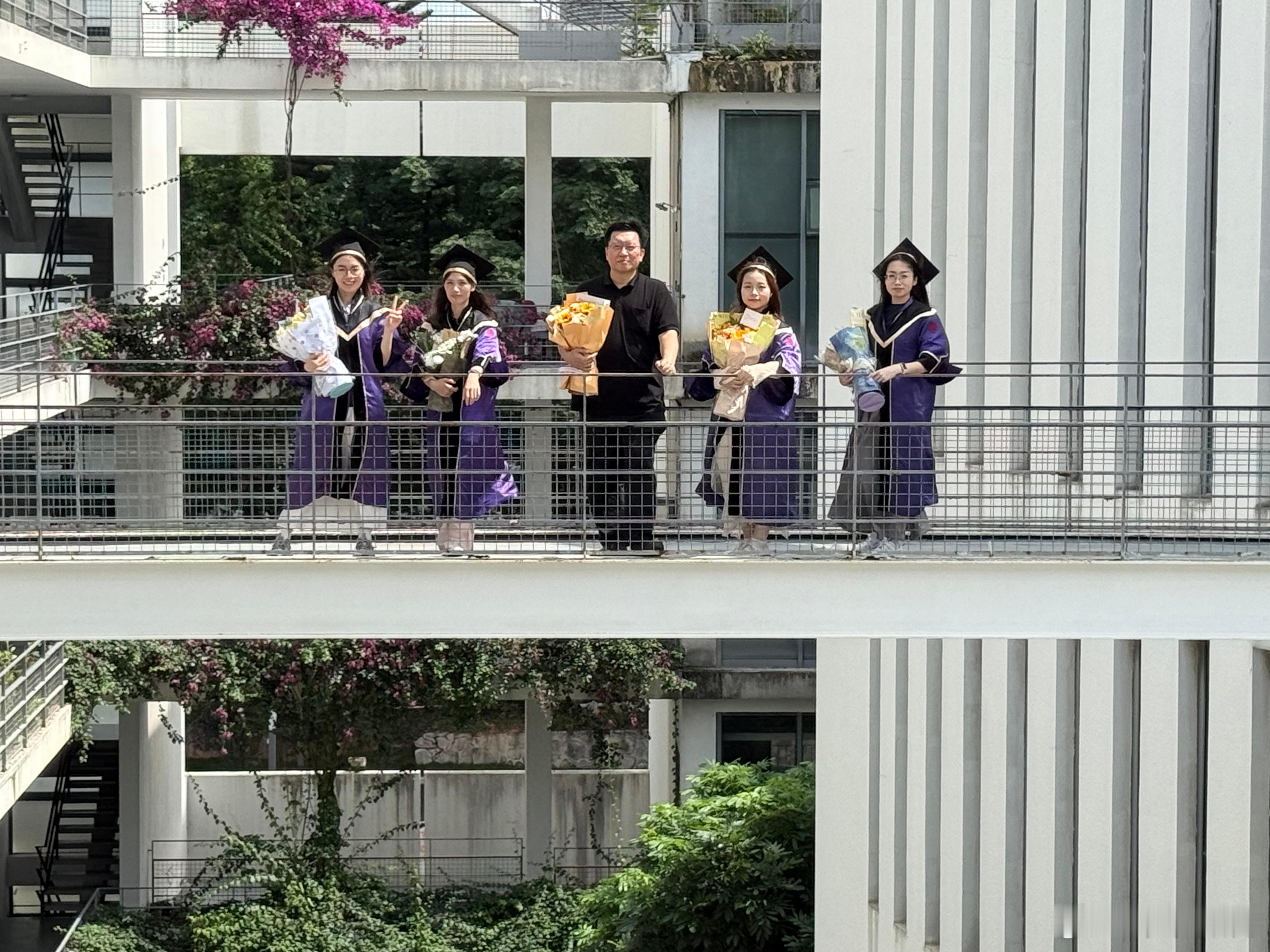 2026钟门研究生毕业季•祝福四位祝贺和祝福舒悦、刘畅、舒然、华容，毕业快乐！前