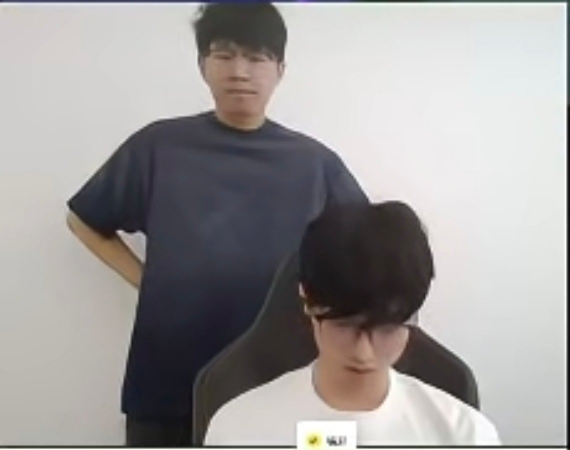 瓜友速报 第一位在自己直播间当背景板罚站的主播RNGM极光 