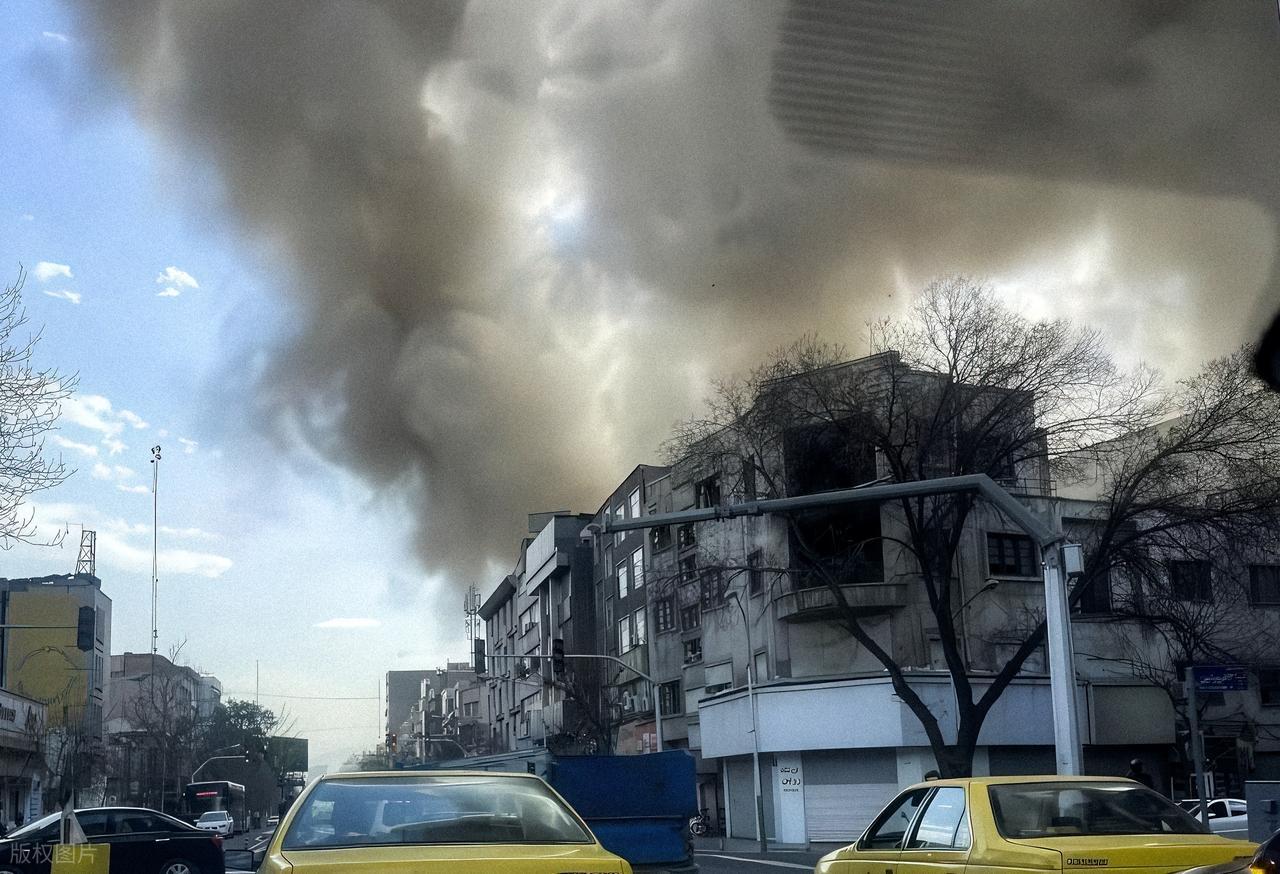 在军事层面，伊朗革命卫队拥有中东地区最完整的军工体系，自主研发的"法塔赫"系列弹