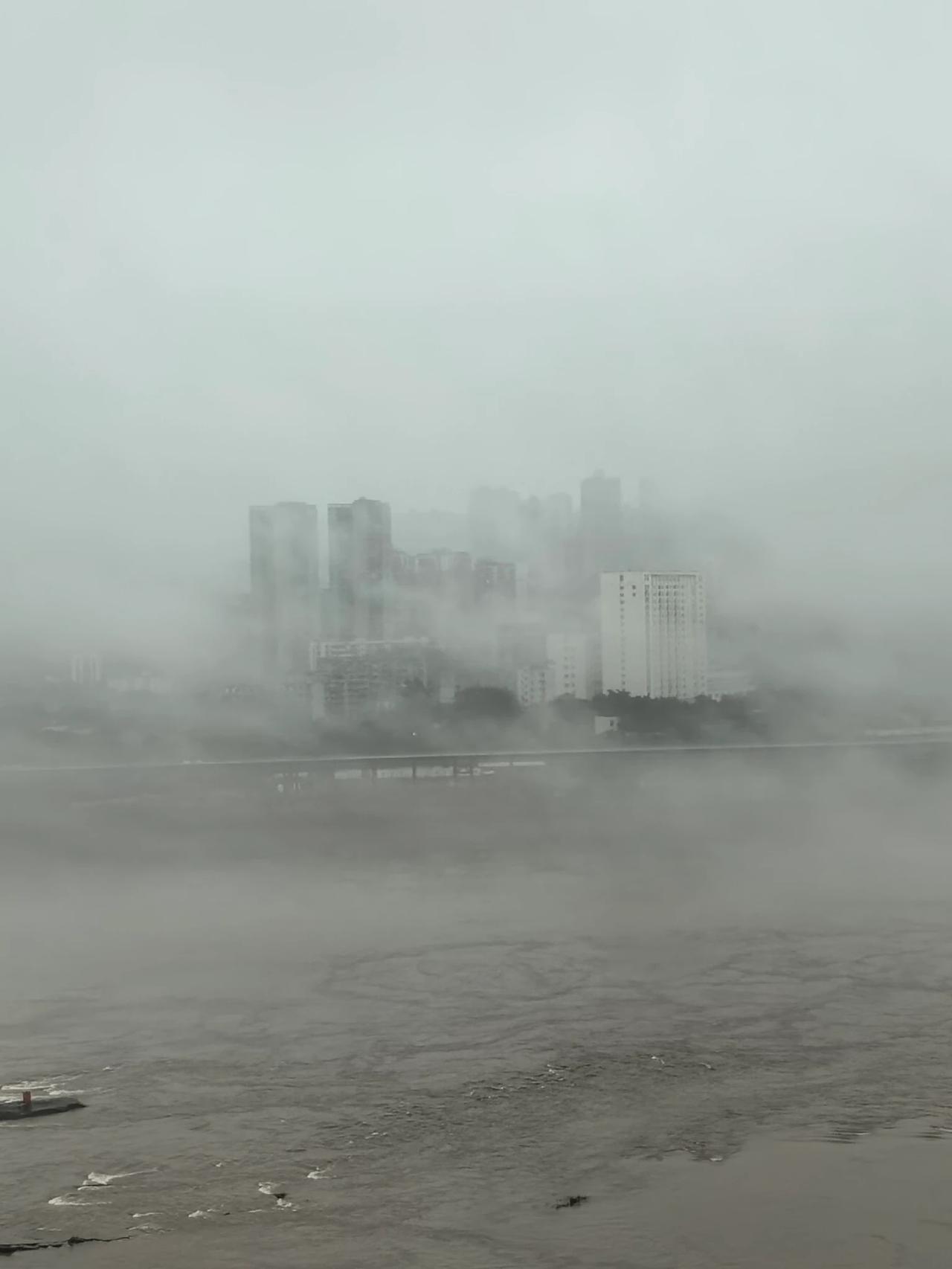 这几天去长江边，在南滨路，巴滨路天天都看到云雾缭绕的景象，重庆简直成了仙气飘飘的