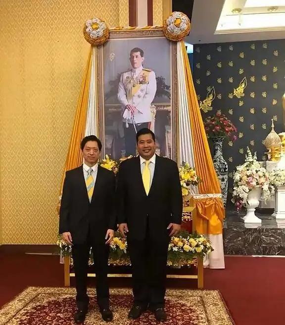 哈里王子应该庆幸自己有个好爹，泰国二王子被捕时的三大罪状之一，滥用王室名义牟利。