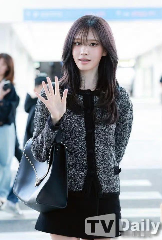 IVE 直井怜、Liz出发巴黎时装周华伦天奴看秀，新闻图谁的机场状态好✨ ​​​