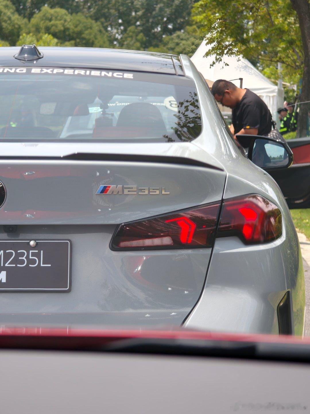进入金卡纳环节，我们换上了BMW M235L.正在观察其它车子的奔跑姿态，看看我