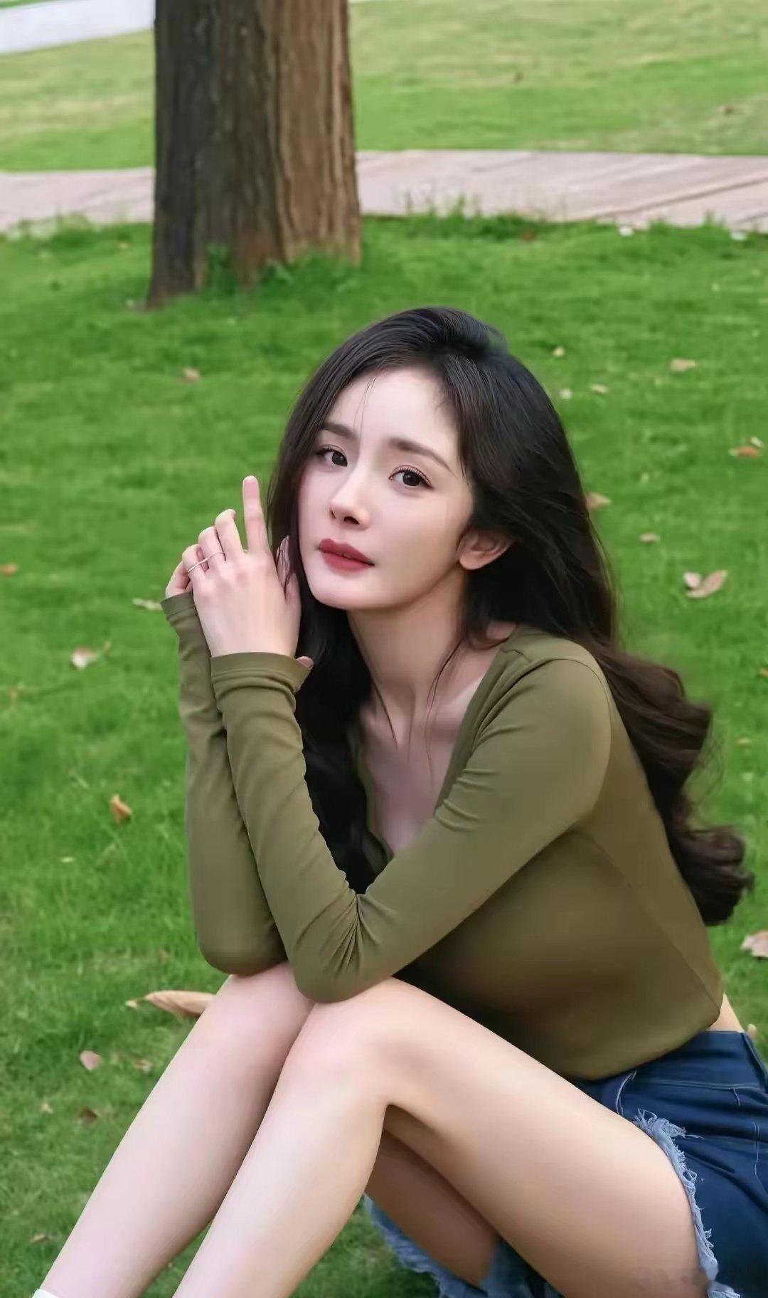 杨幂户外瞬间，随性穿搭难掩修长美腿，魅力尽显 ，好漂亮 ​​​